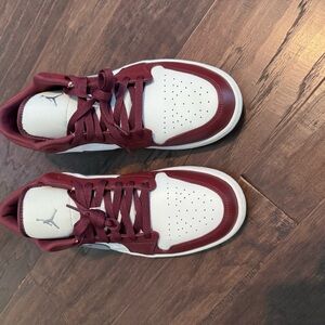Jordan 1 low bordeoux. Mens size 13